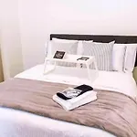 5br Triple Decker - 15 Mins To Boston