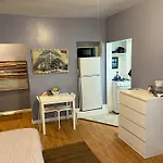 Spacious Tranquil Studio, Steps To Transit & Parks