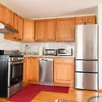 Beautiful Apartment-5 Beds-Parking-Super Clean!!!