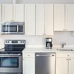 Bright Fidi 1 Bedroom Centrally Located Apartment *