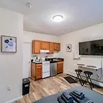 Cozy Near Massart & Longwood, 3-min Walk To T *