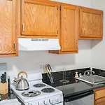Cozy Studio Near Massart & Longwood, 3-Min Walk To T