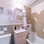 Cozy Near Massart & Longwood, 3-min Walk To T Apartment