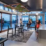 Family In With Pool Gym & Balcony - Perfect Boston