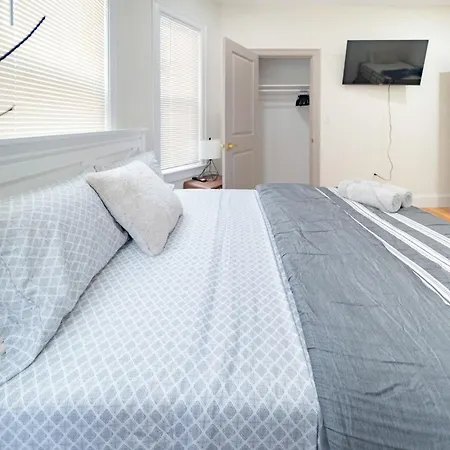 Apartment Modern 3Br & 3Ba Boston Apt - Patio, Bathtub, Walk To Red Line 82 Boston