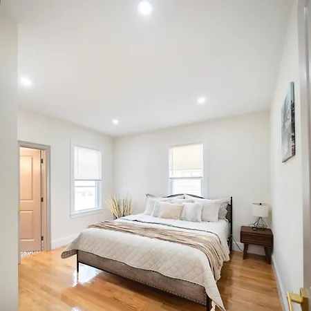 Apartment Modern 3Br & 3Ba Boston Apt - Patio, Bathtub, Walk To Red Line 82 *