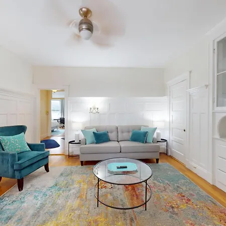 2br Retreat Near College & Longwood Apartment *