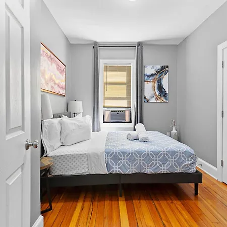 Spacious Near Ashmont Apartment *
