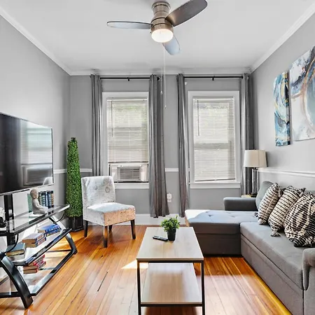 Apartment Spacious Near Ashmont
