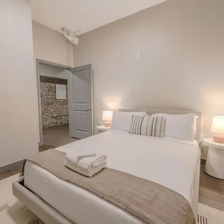 Elegant 2 Bedroom Prime Location Apartment *