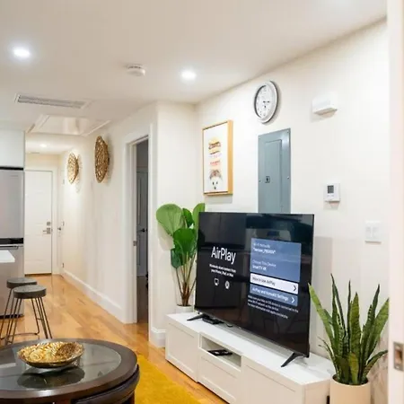 Breezy 3Br Boston Apt - Bathtub, Parking, Tv, Walk To Train 803 * Boston