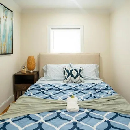 Breezy 3Br Boston Apt - Bathtub, Parking, Tv, Walk To Train 803 Boston