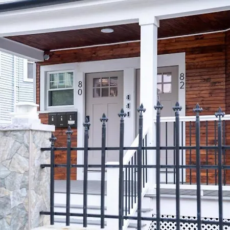 Breezy 3Br Boston Apt - Bathtub, Parking, Tv, Walk To Train 803 Apartment