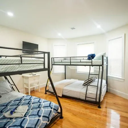 Breezy 3Br Boston Apt - Bathtub, Parking, Tv, Walk To Train 803 Boston