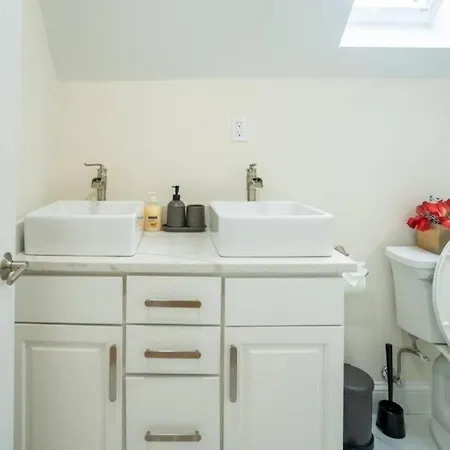Breezy 3Br Boston Apt - Bathtub, Parking, Tv, Walk To Train 803 Apartment *