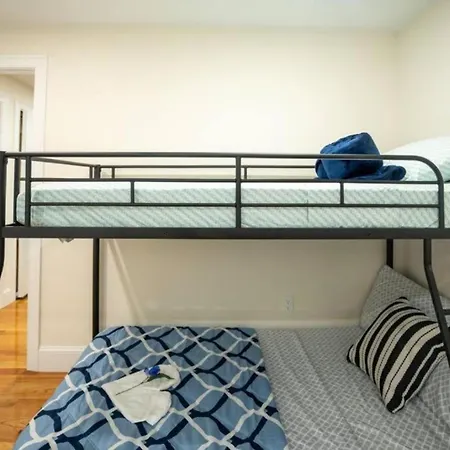 Breezy 3Br Boston Apt - Bathtub, Parking, Tv, Walk To Train 803 Boston