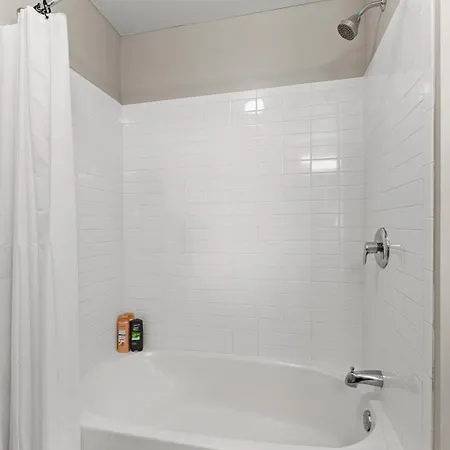 Beautiful Centrally Located 3 Bedroom Apartment *