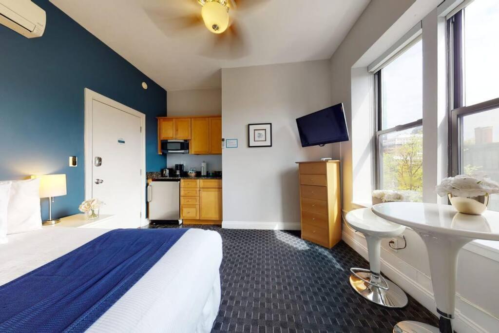 Charming In Brownstone, #44 Appart hôtel *