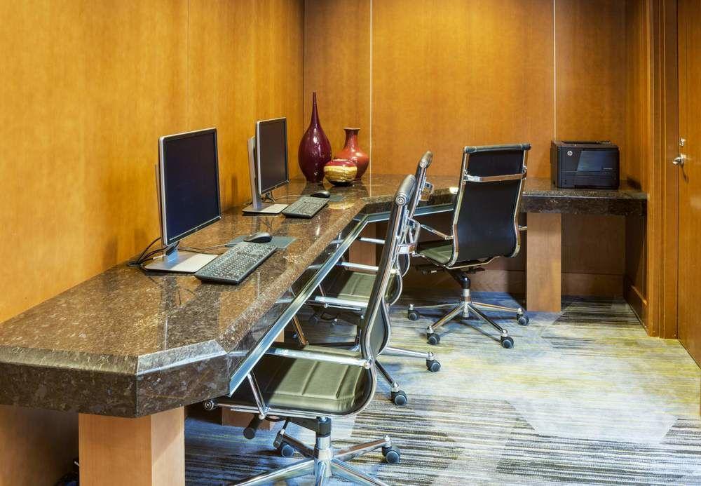 Courtyard By Marriott Logan Airport Hotel 3*