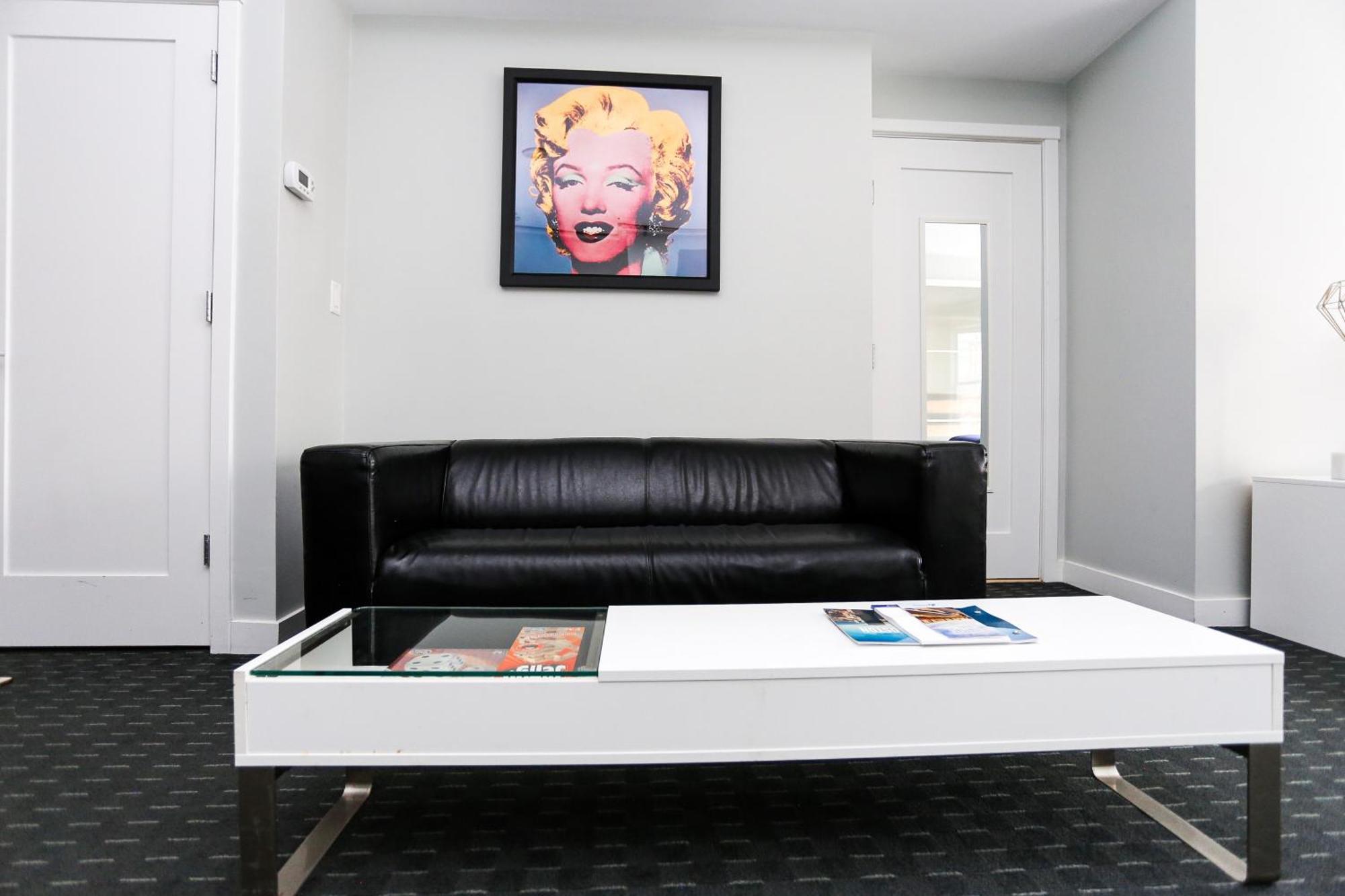 Apartment Charming On Boston's Iconic Newbury St. #8 *