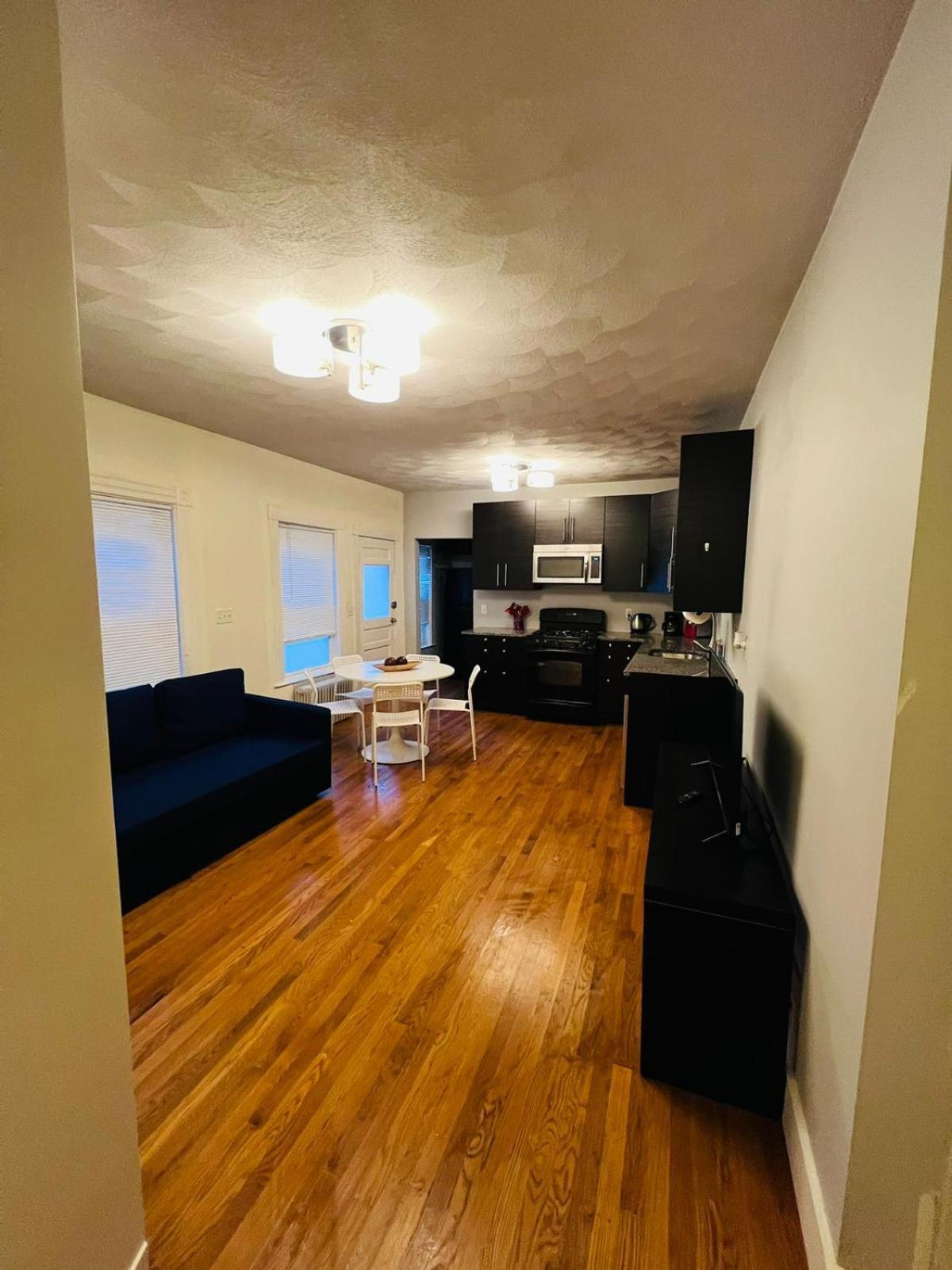 Renovated, 10 Min From The Apartment Boston