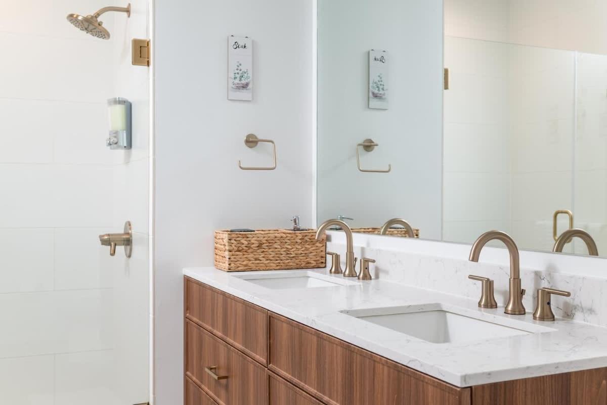 Back-bay 2br W Roof Gym Parking *