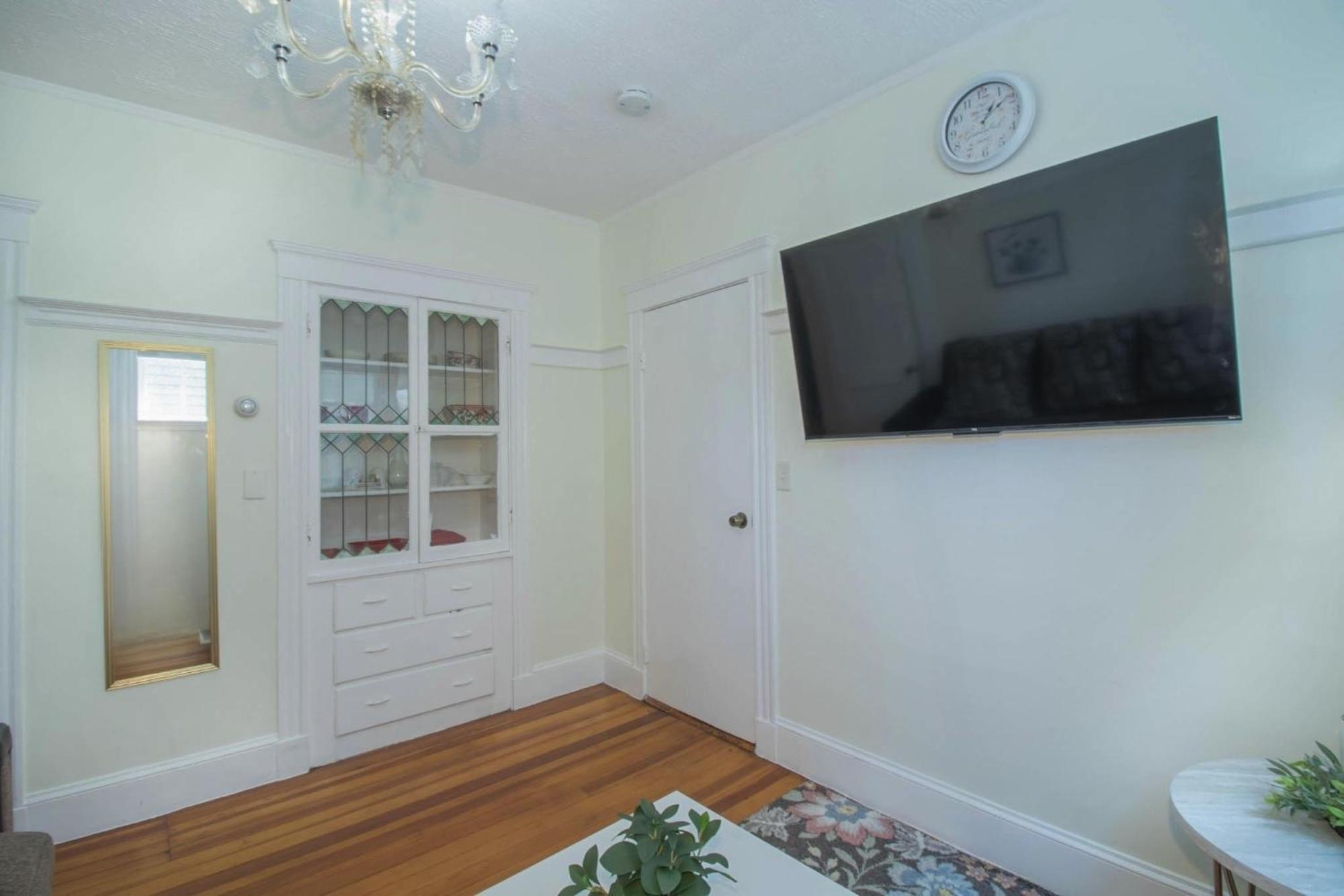 Appartement Queen Stands For Regina Boston