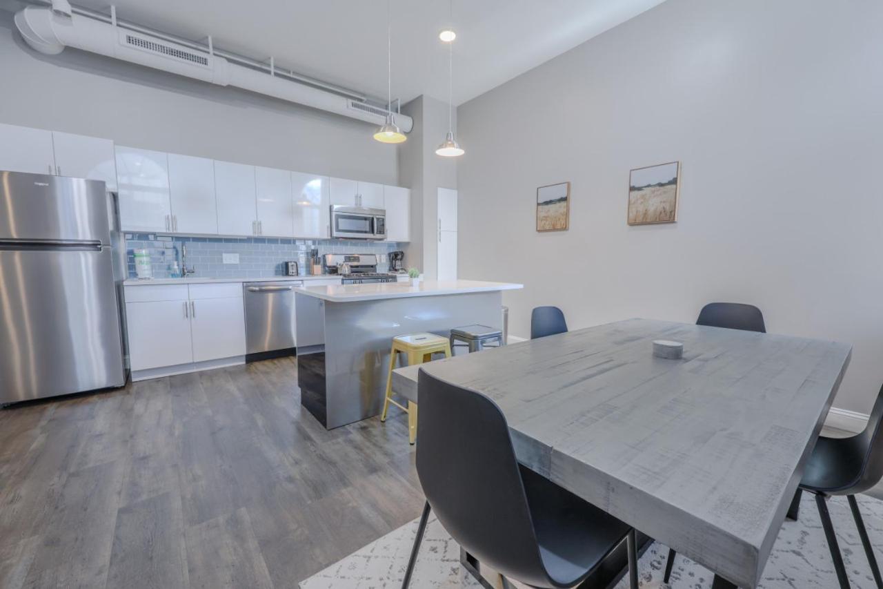 Lavish 3 Bed In Downtown Keyless Entry Apartment