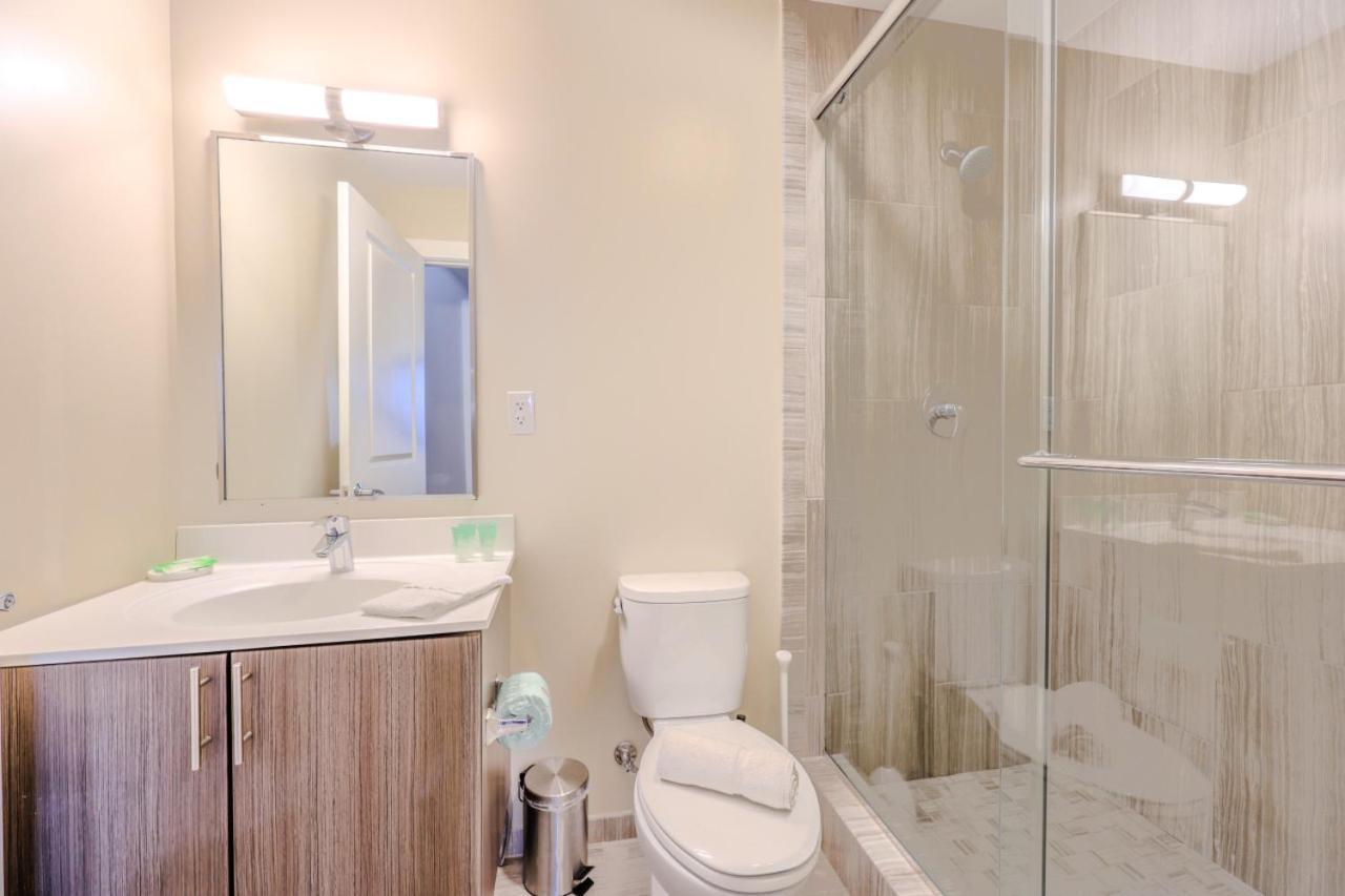 Lavish 3 Bed In Downtown Keyless Entry Apartment *