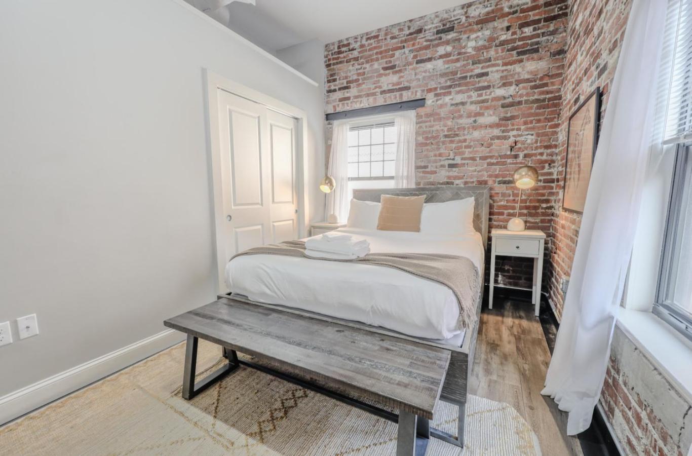 Lavishly Designed With Office Close To T *