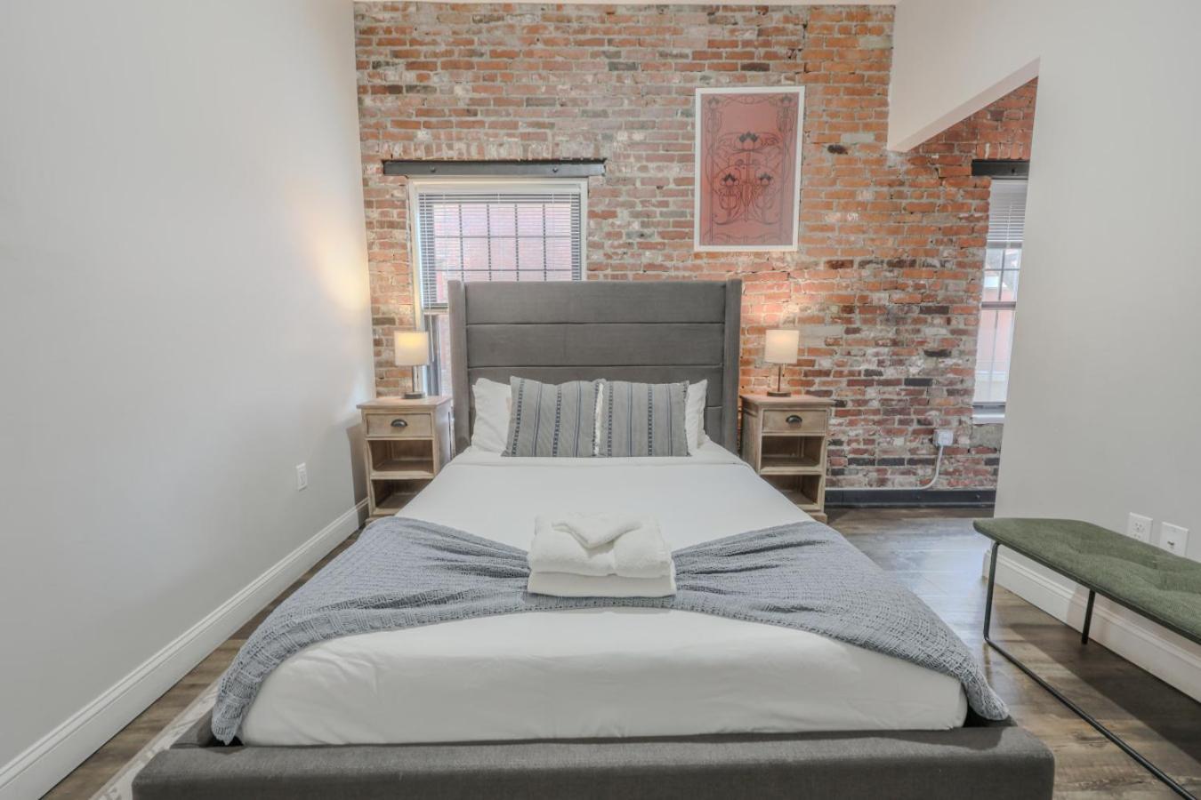 Apartment Lavishly Designed With Office Close To T