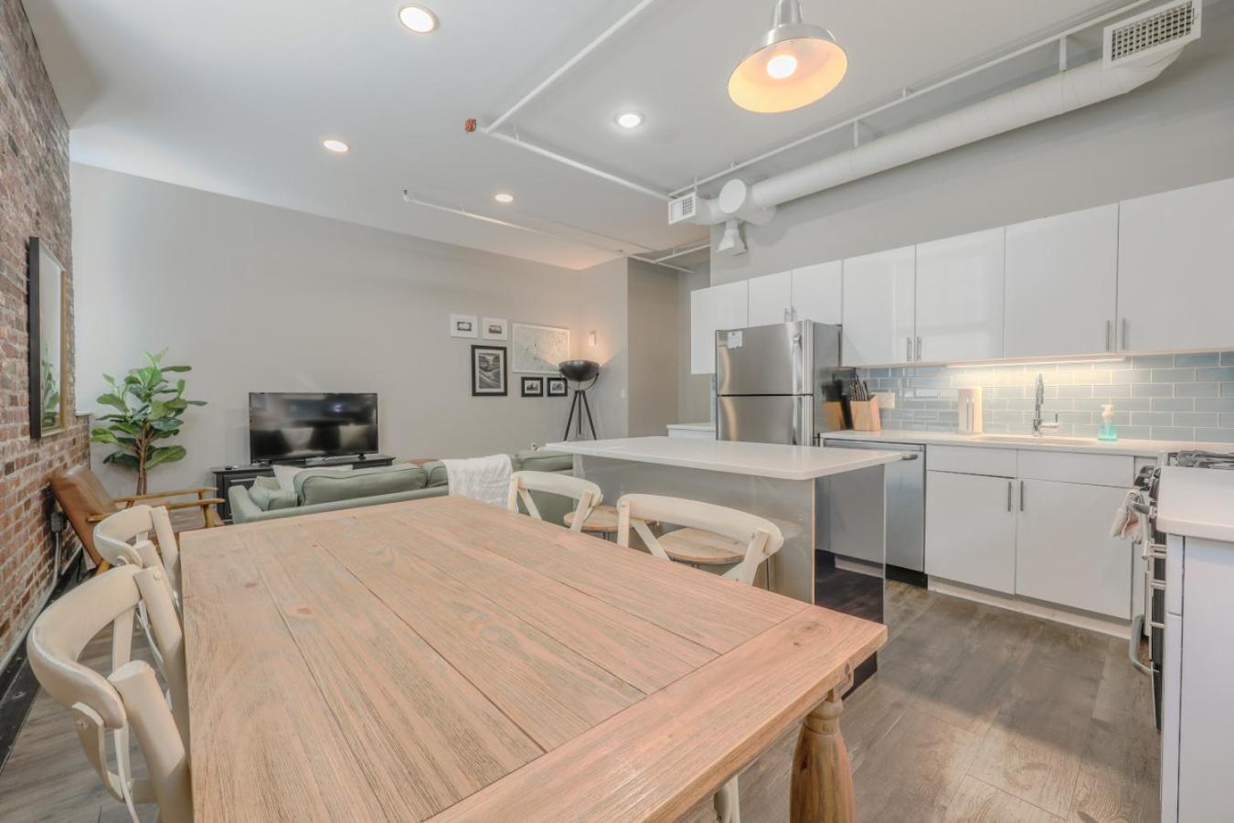 Apartment Lavishly Designed With Office Close To T *