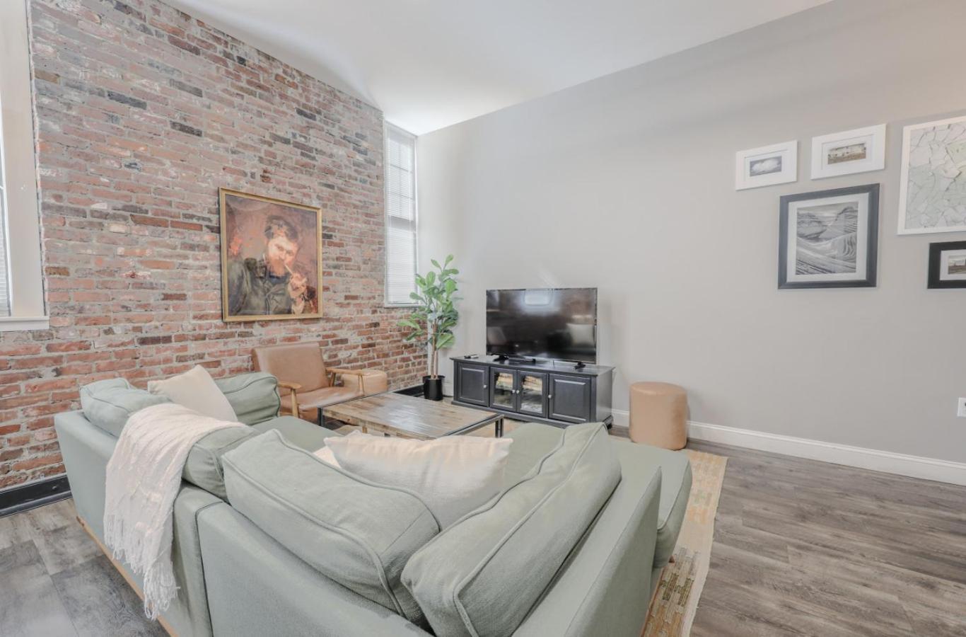 Lavishly Designed With Office Close To T Apartment *