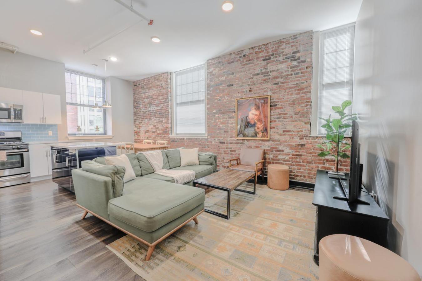 Lavishly Designed With Office Close To T *