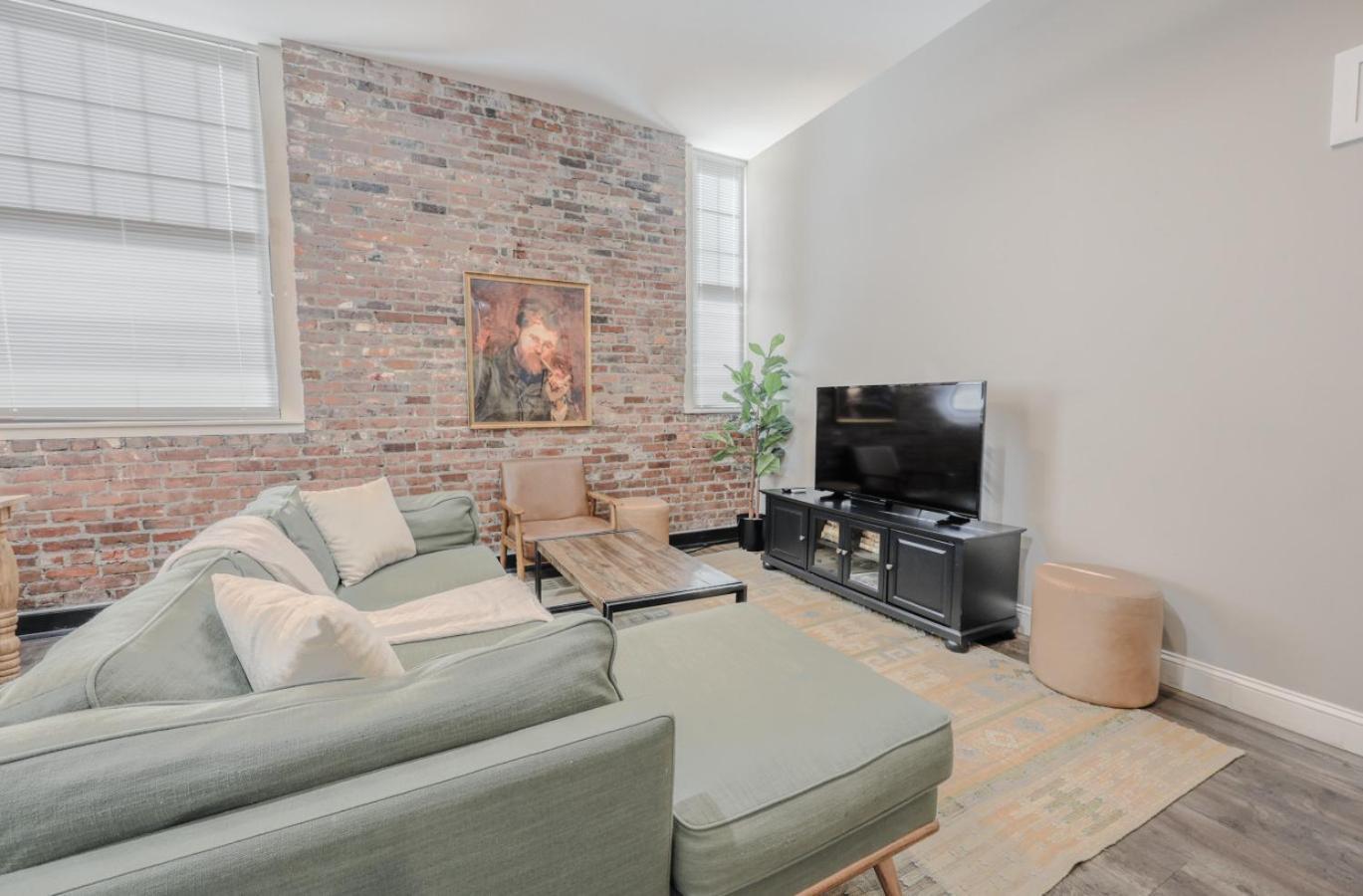 Lavishly Designed With Office Close To T Apartment Boston