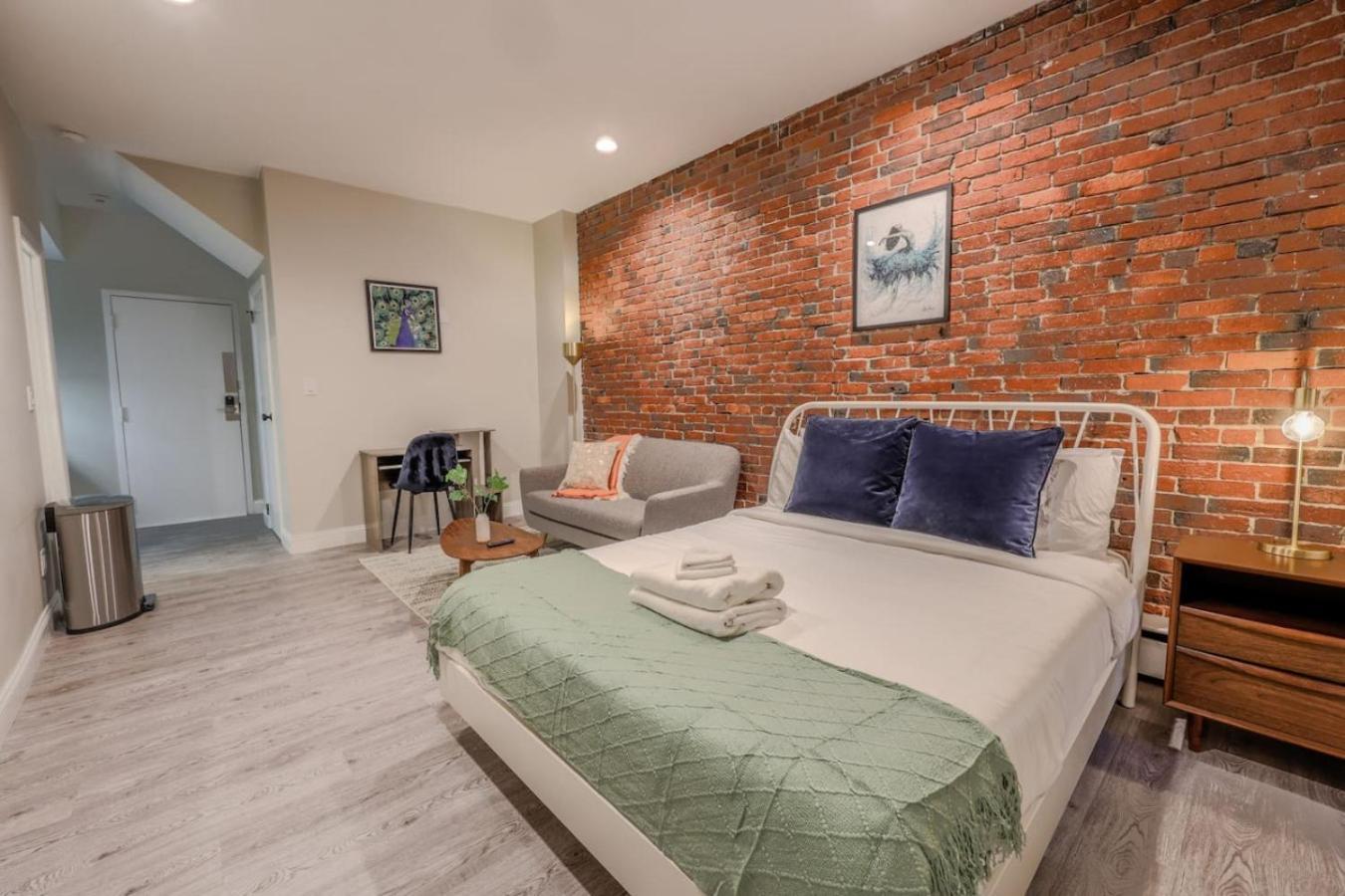 Modern Simple South End Apartment *