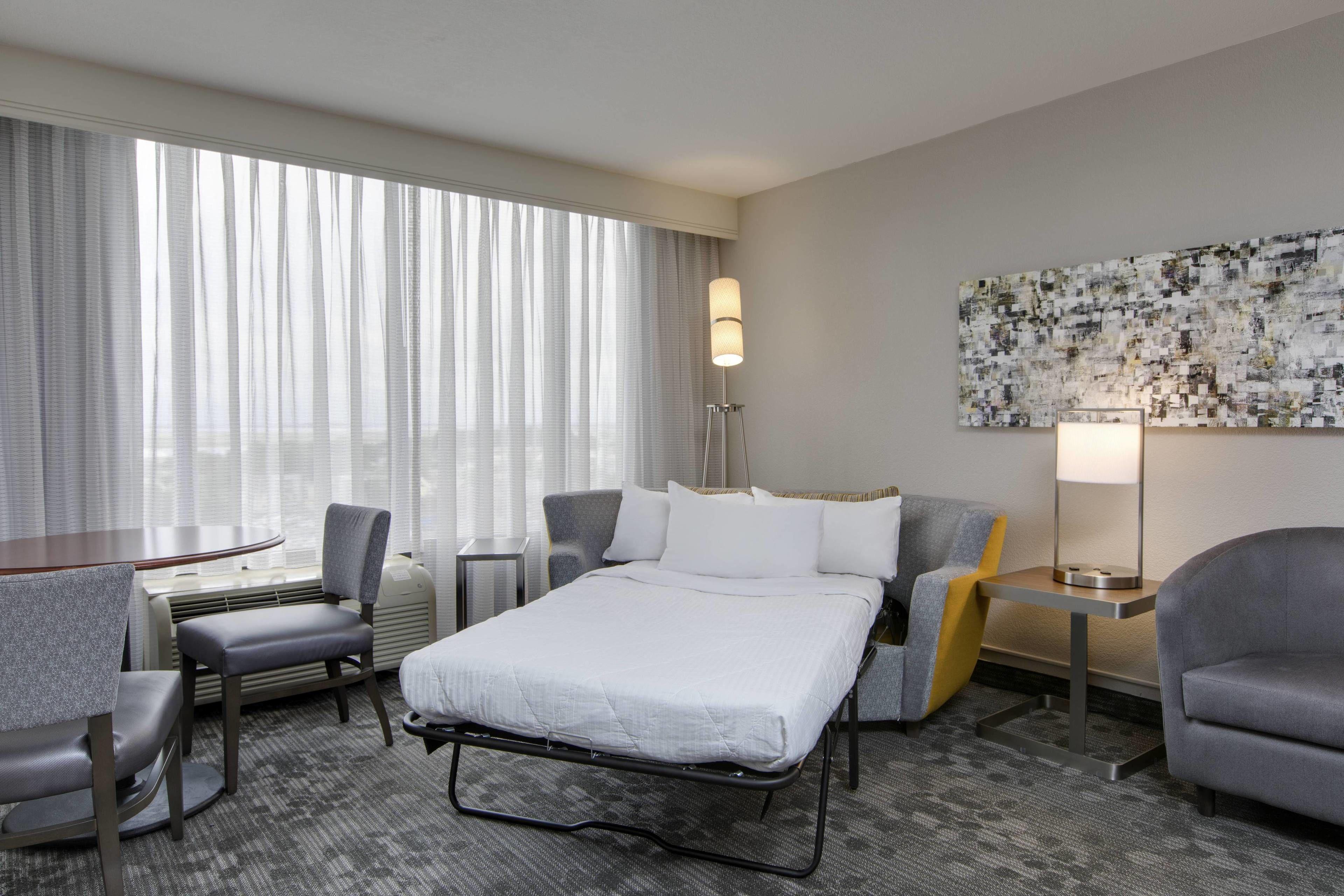 Courtyard By Marriott Logan Airport 3*