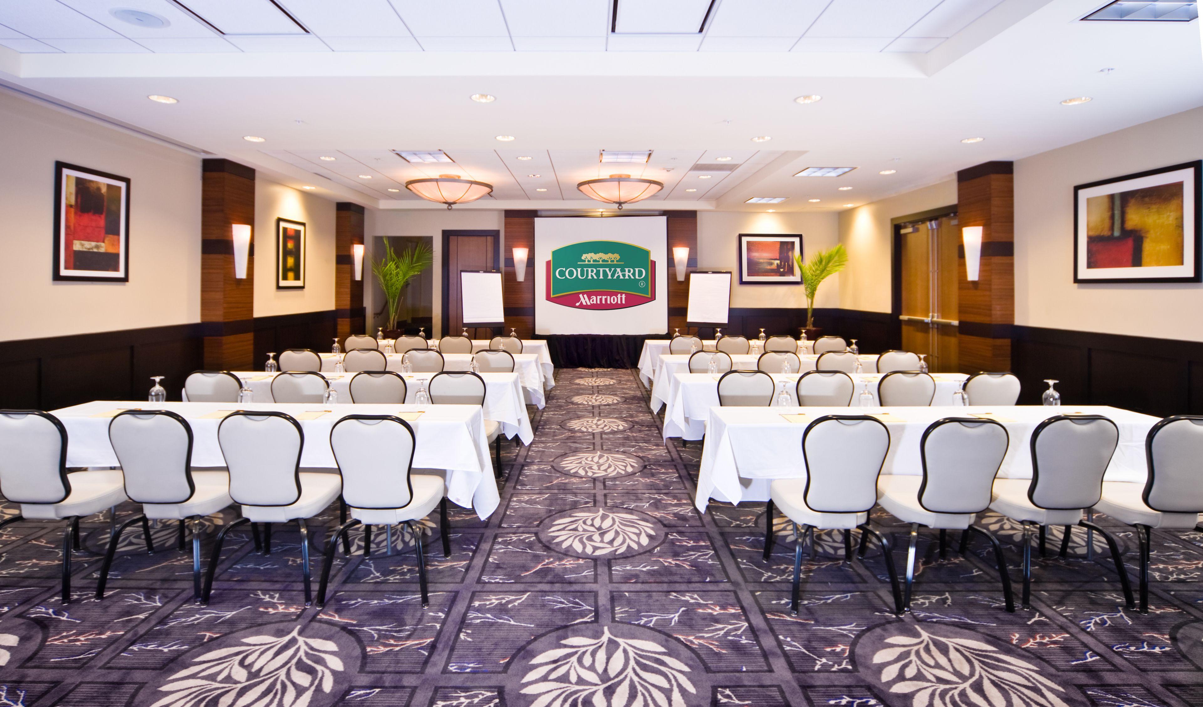 Courtyard By Marriott Logan Airport Hotel 3*