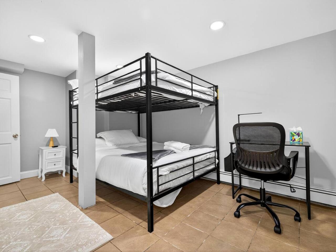 Vintage 2br In With Free Parking Apartment Boston