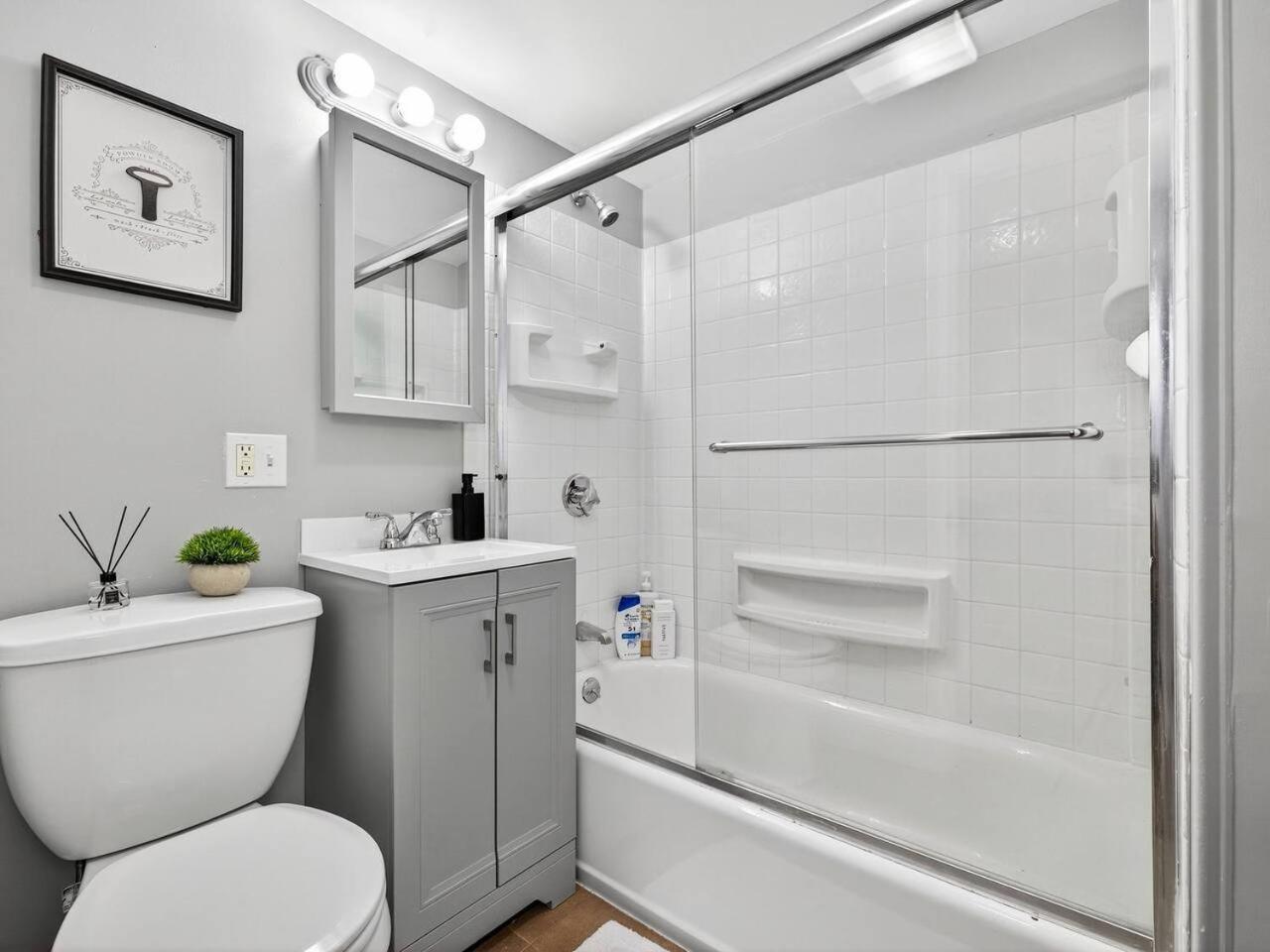 Vintage 2br In With Free Parking *