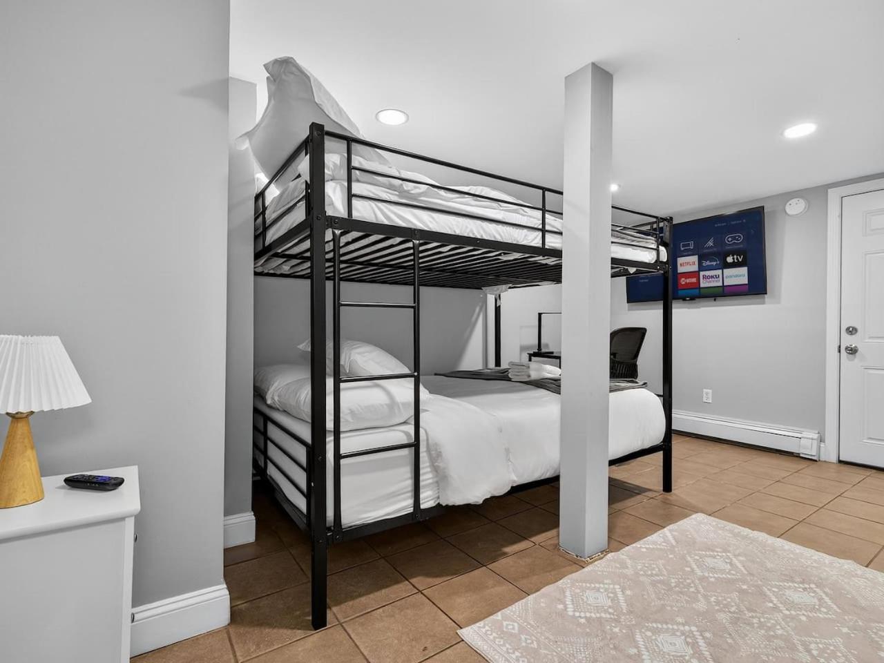 Vintage 2br In With Free Parking Apartment