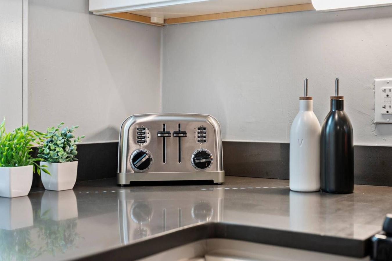 Luxury 3br In With Roku Tv Boston