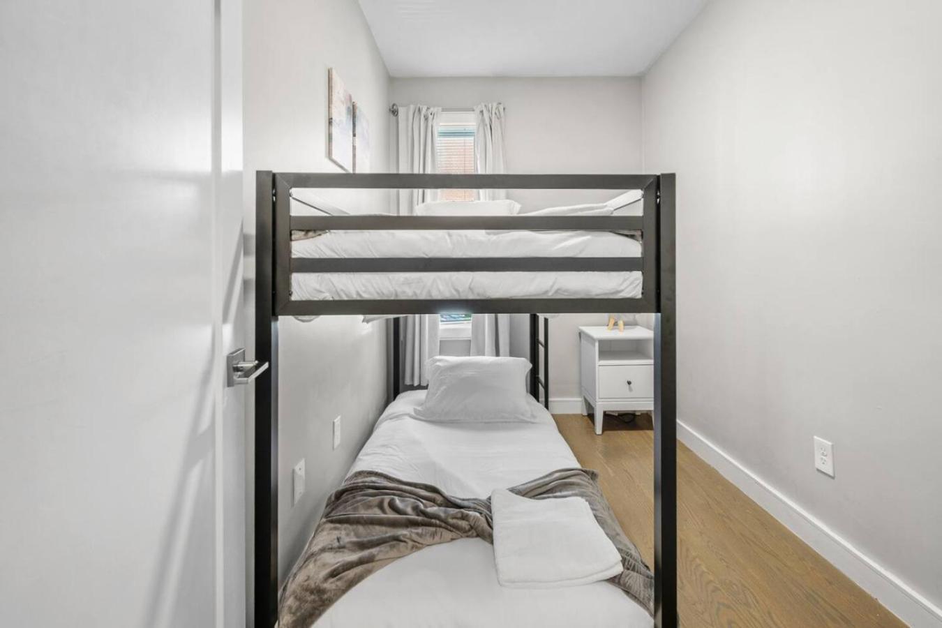 Apartment Luxury 3br In With Roku Tv