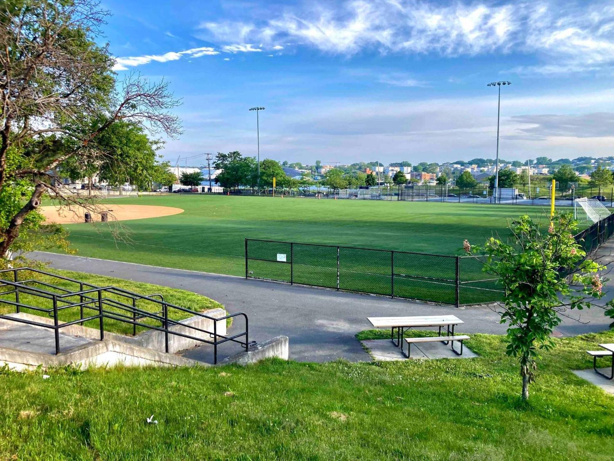 Eagle's Landing - Logan Airport Guest house