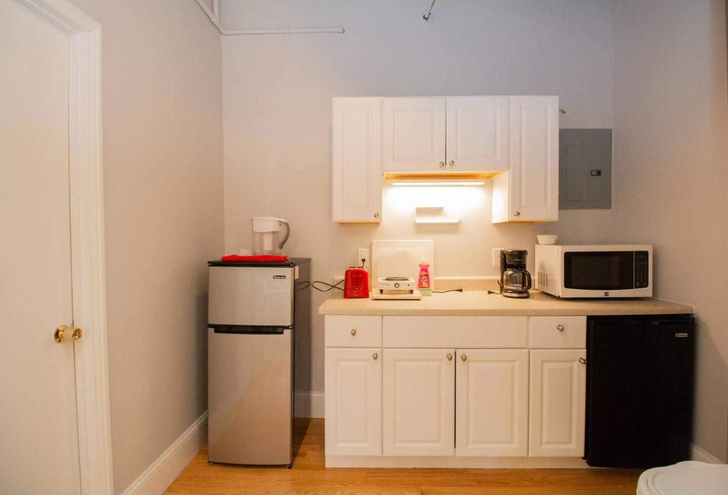 Apartment Back Bay Efficiency Unit, Pvt Bath, Kitchenette