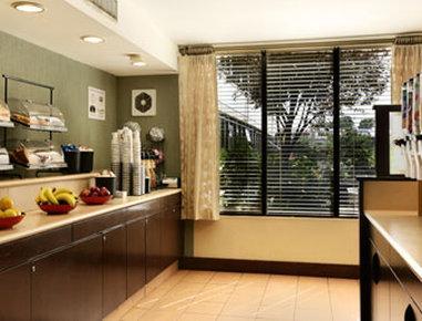 Ramada By Wyndham 3* Boston