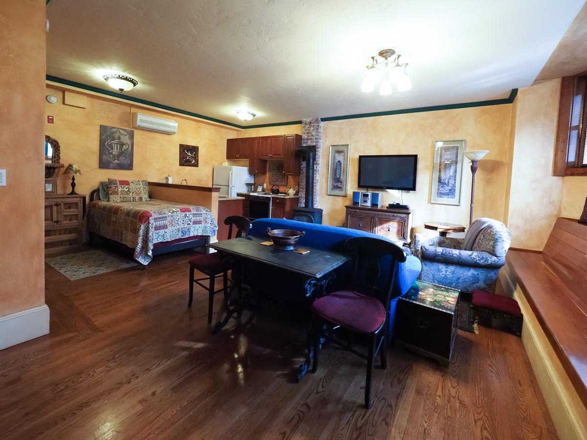 The Gryphon House 3*