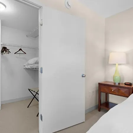 Global Luxury At China Town Apartment