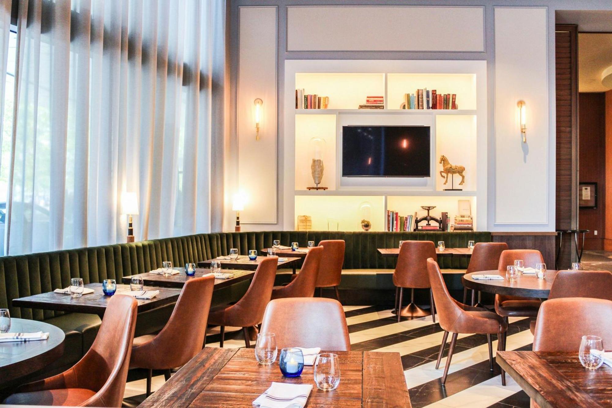 Hotel Renaissance Seaport District 4*