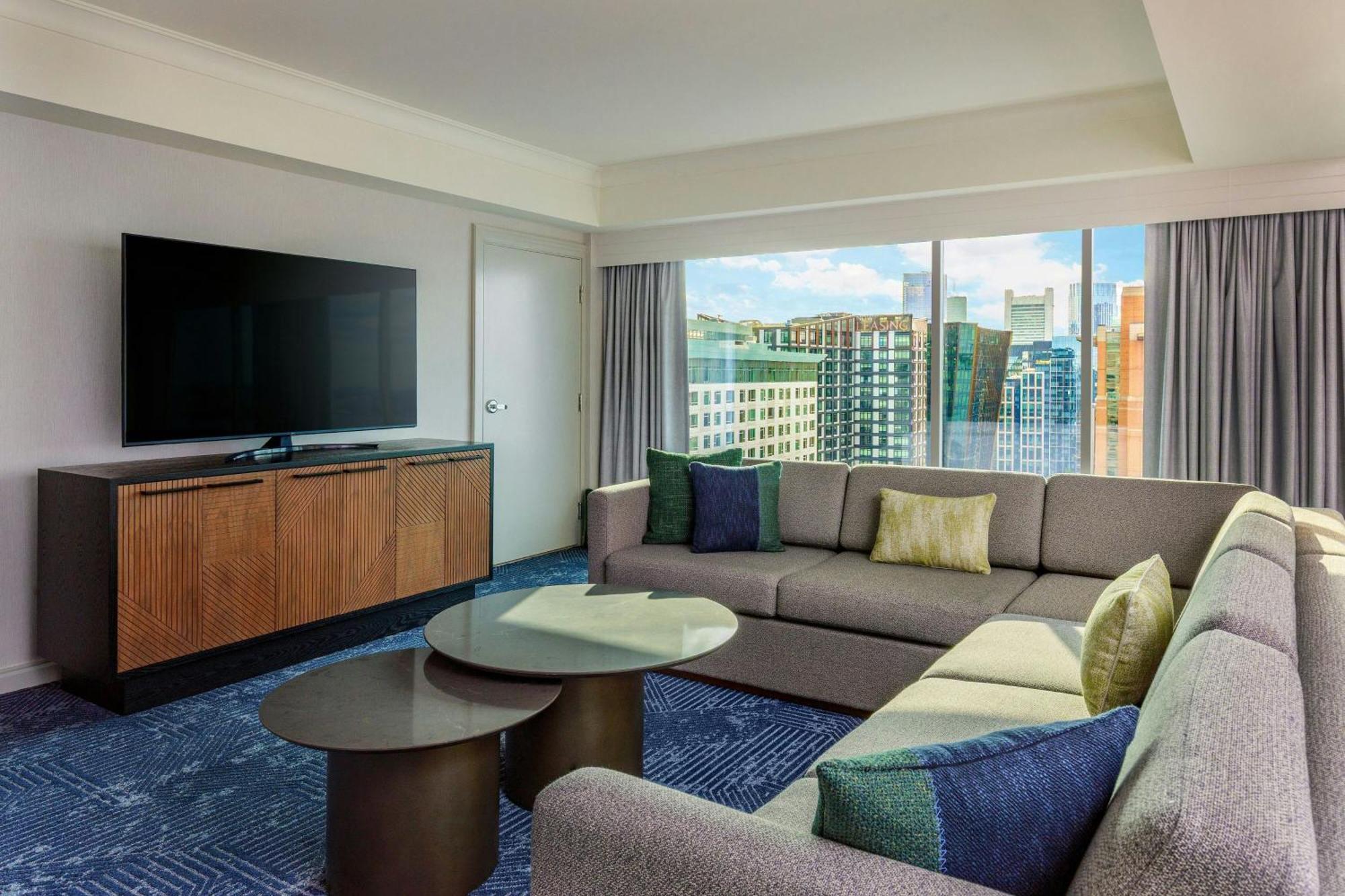 Hotel Renaissance Seaport District 4*